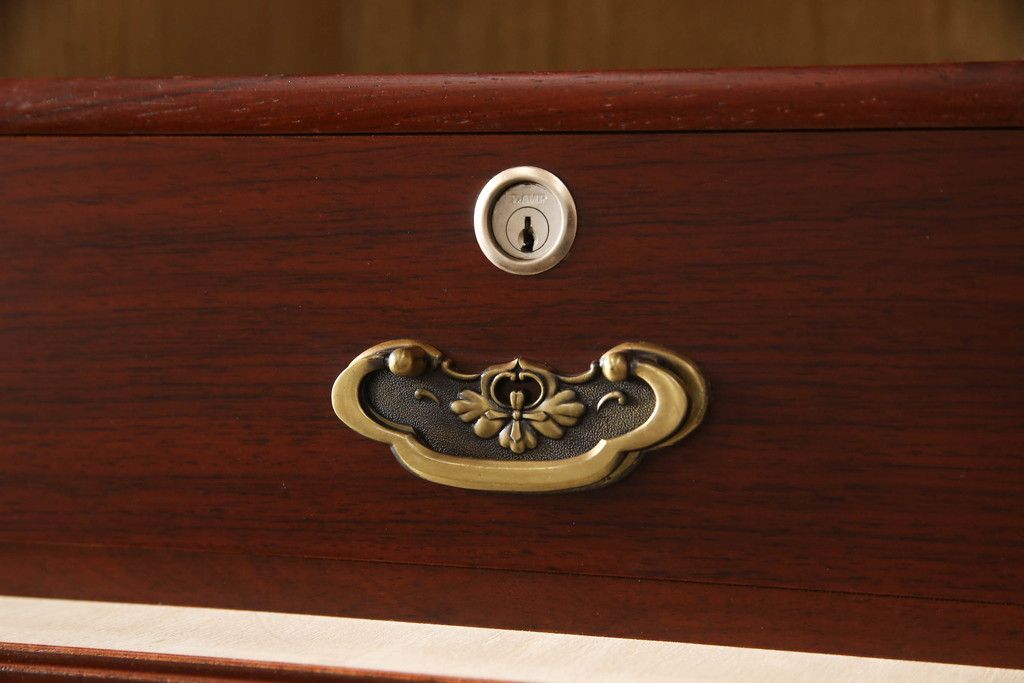 婚礼箪笥を小さくリメイク!高さと幅をリサイズし、観音扉の取り外しでより使いやすく。色ムラを綺麗にして仕上げ。