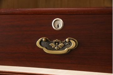 婚礼箪笥を小さくリメイク!高さと幅をリサイズし、観音扉の取り外しでより使いやすく。色ムラを綺麗にして仕上げ。