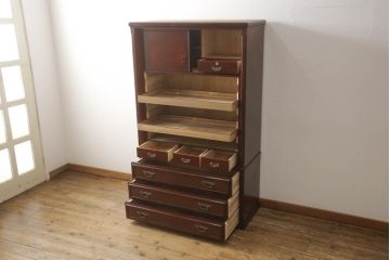 婚礼箪笥を小さくリメイク!高さと幅をリサイズし、観音扉の取り外しでより使いやすく。色ムラを綺麗にして仕上げ。