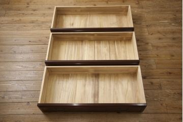 婚礼箪笥を小さくリメイク!高さと幅をリサイズし、観音扉の取り外しでより使いやすく。色ムラを綺麗にして仕上げ。