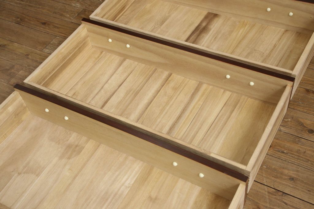 婚礼箪笥を小さくリメイク!高さと幅をリサイズし、観音扉の取り外しでより使いやすく。色ムラを綺麗にして仕上げ。