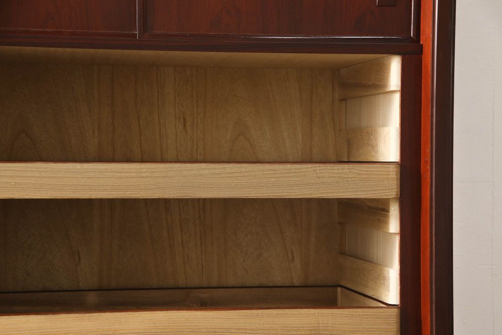 婚礼箪笥を小さくリメイク!高さと幅をリサイズし、観音扉の取り外しでより使いやすく。色ムラを綺麗にして仕上げ。