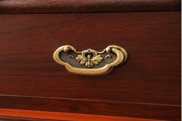 婚礼箪笥を小さくリメイク!高さと幅をリサイズし、観音扉の取り外しでより使いやすく。色ムラを綺麗にして仕上げ。