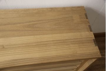 桐箪笥のサイズをリメイク!扉を取り外し、ご希望の大きさにリサイズ。桐材の木目・色味を活かしたナチュラル仕上げ。