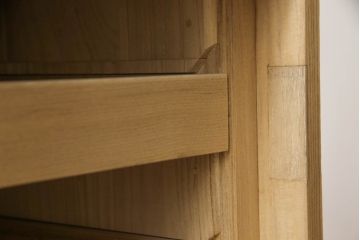 桐箪笥のサイズをリメイク!扉を取り外し、ご希望の大きさにリサイズ。桐材の木目・色味を活かしたナチュラル仕上げ。