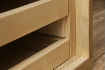 桐箪笥のサイズをリメイク!扉を取り外し、ご希望の大きさにリサイズ。桐材の木目・色味を活かしたナチュラル仕上げ。