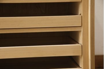 桐箪笥のサイズをリメイク!扉を取り外し、ご希望の大きさにリサイズ。桐材の木目・色味を活かしたナチュラル仕上げ。