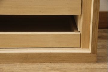 桐箪笥のサイズをリメイク!扉を取り外し、ご希望の大きさにリサイズ。桐材の木目・色味を活かしたナチュラル仕上げ。