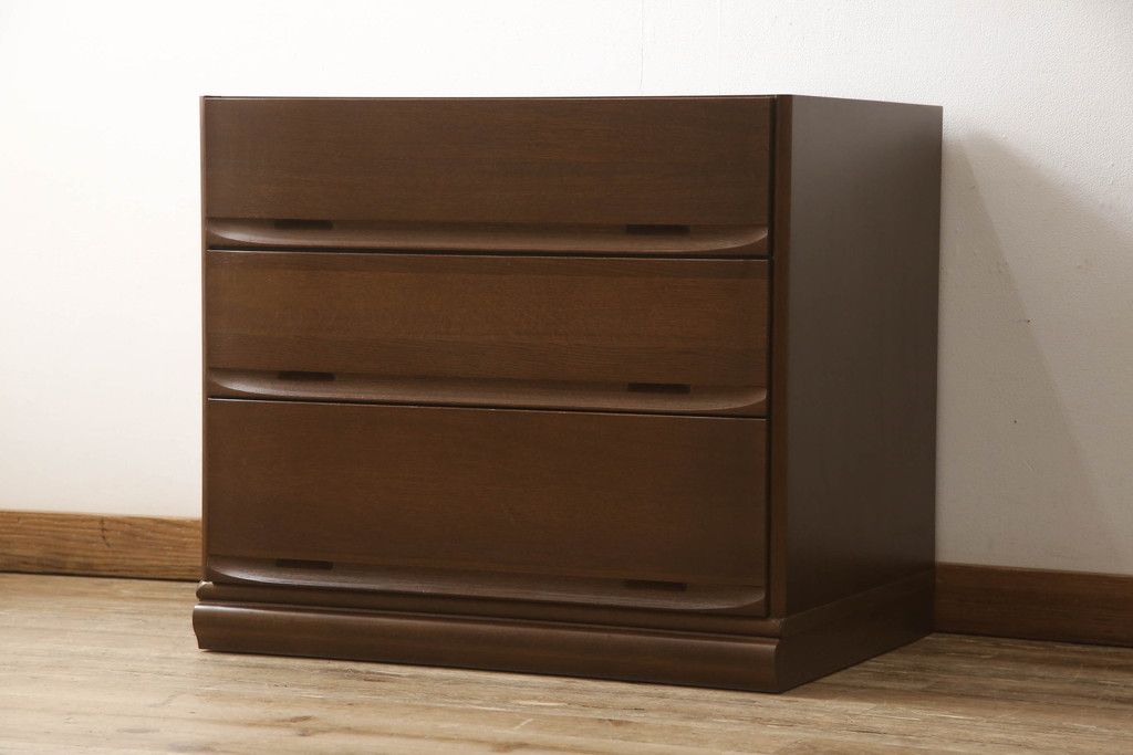 洋服ダンスをチェストにリメイク!下3段を利用し、幅を小さくリサイズ。キャスターを取り付けてクローゼット内収納チェストに。