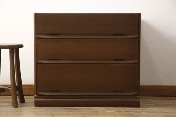 洋服ダンスをチェストにリメイク!下3段を利用し、幅を小さくリサイズ。キャスターを取り付けてクローゼット内収納チェストに。