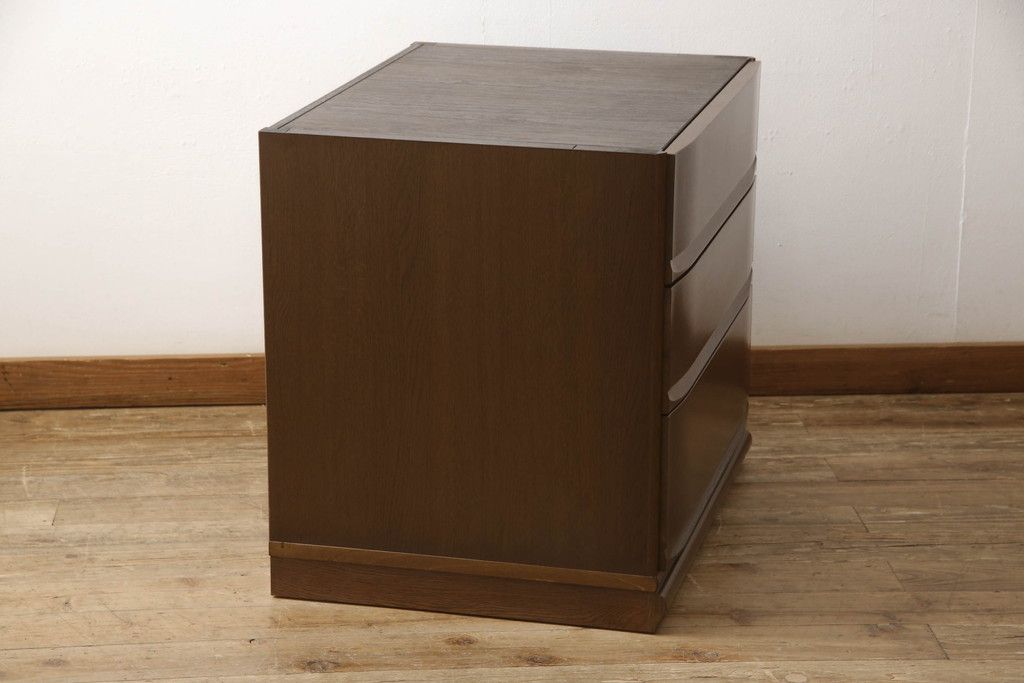 洋服ダンスをチェストにリメイク!下3段を利用し、幅を小さくリサイズ。キャスターを取り付けてクローゼット内収納チェストに。