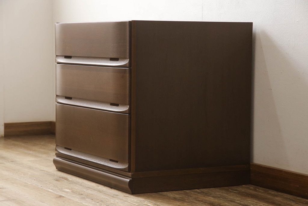 洋服ダンスをチェストにリメイク!下3段を利用し、幅を小さくリサイズ。キャスターを取り付けてクローゼット内収納チェストに。