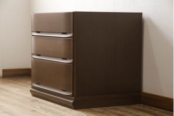 洋服ダンスをチェストにリメイク!下3段を利用し、幅を小さくリサイズ。キャスターを取り付けてクローゼット内収納チェストに。