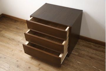 洋服ダンスをチェストにリメイク!下3段を利用し、幅を小さくリサイズ。キャスターを取り付けてクローゼット内収納チェストに。