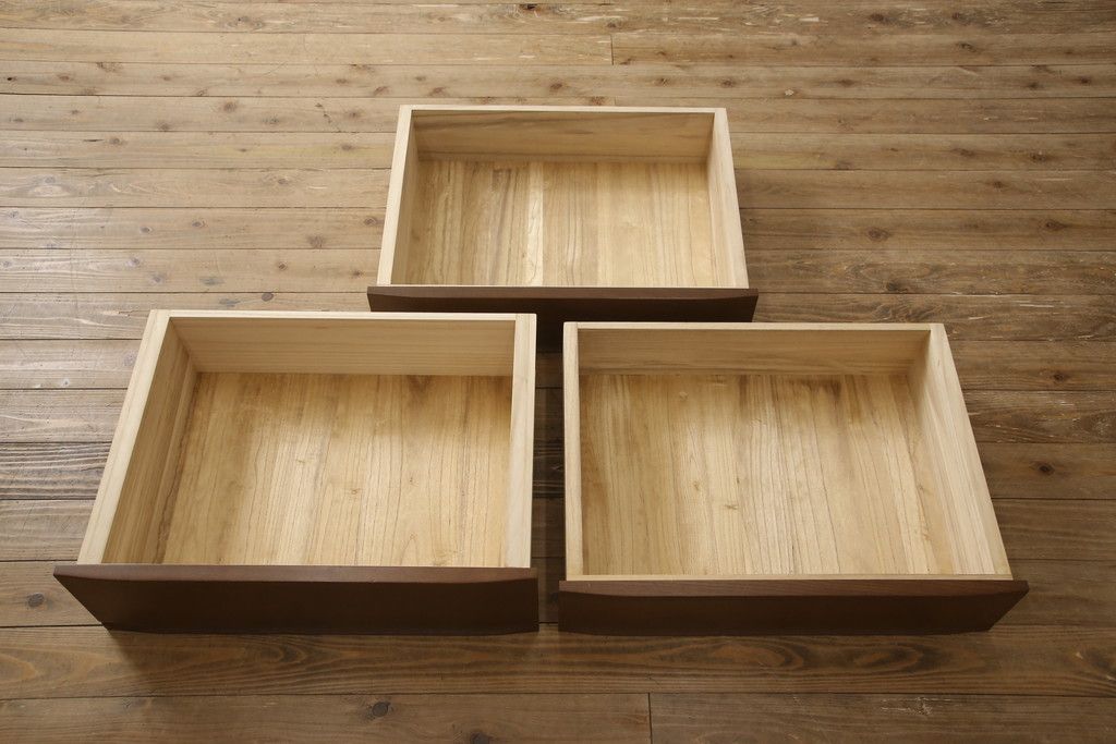 洋服ダンスをチェストにリメイク!下3段を利用し、幅を小さくリサイズ。キャスターを取り付けてクローゼット内収納チェストに。