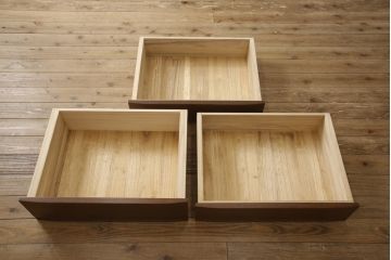 洋服ダンスをチェストにリメイク!下3段を利用し、幅を小さくリサイズ。キャスターを取り付けてクローゼット内収納チェストに。