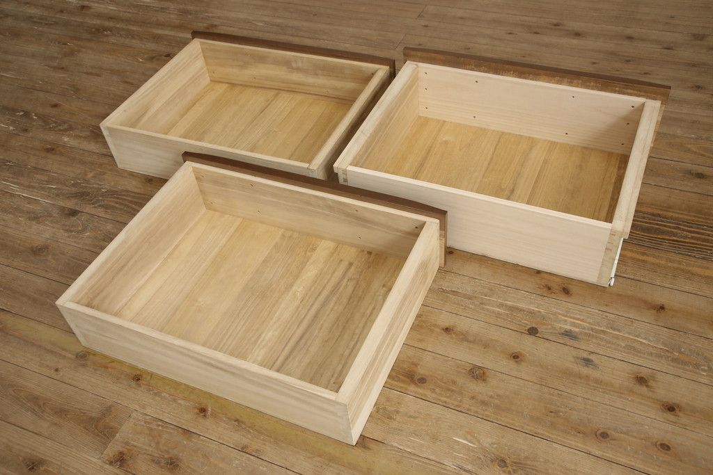 洋服ダンスをチェストにリメイク!下3段を利用し、幅を小さくリサイズ。キャスターを取り付けてクローゼット内収納チェストに。