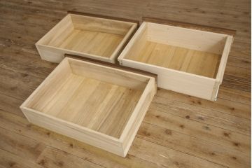 洋服ダンスをチェストにリメイク!下3段を利用し、幅を小さくリサイズ。キャスターを取り付けてクローゼット内収納チェストに。