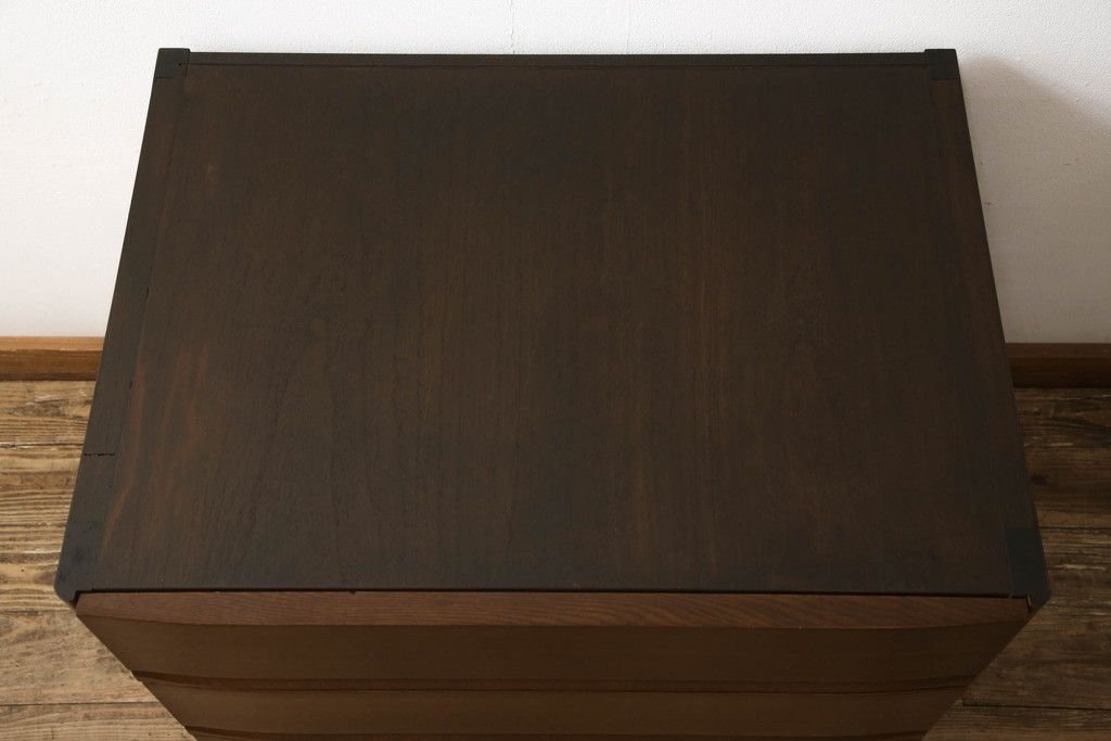 洋服ダンスをチェストにリメイク!下3段を利用し、幅を小さくリサイズ。キャスターを取り付けてクローゼット内収納チェストに。