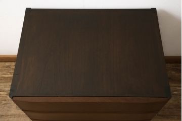 洋服ダンスをチェストにリメイク!下3段を利用し、幅を小さくリサイズ。キャスターを取り付けてクローゼット内収納チェストに。