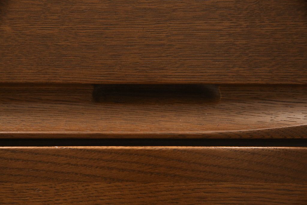 洋服ダンスをチェストにリメイク!下3段を利用し、幅を小さくリサイズ。キャスターを取り付けてクローゼット内収納チェストに。