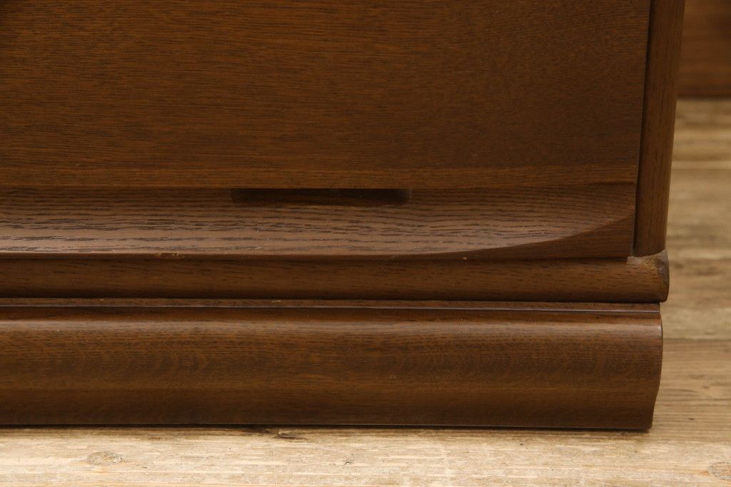 洋服ダンスをチェストにリメイク!下3段を利用し、幅を小さくリサイズ。キャスターを取り付けてクローゼット内収納チェストに。