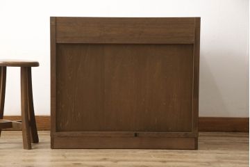 洋服ダンスをチェストにリメイク!下3段を利用し、幅を小さくリサイズ。キャスターを取り付けてクローゼット内収納チェストに。