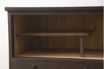 桐箪笥をチェストにリメイク!引き戸、開き戸にはそれぞれガラスをはめ込み、ヒノキ無垢材の天板と木製脚の取り付け。既存の衣装盆を撤去し、新たに棚板を製作。チェスナット系のステイン塗料仕上げ。