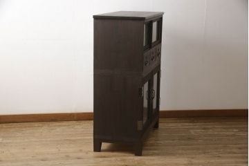 桐箪笥をチェストにリメイク!引き戸、開き戸にはそれぞれガラスをはめ込み、ヒノキ無垢材の天板と木製脚の取り付け。既存の衣装盆を撤去し、新たに棚板を製作。チェスナット系のステイン塗料仕上げ。