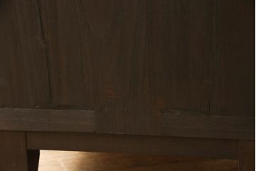 桐箪笥をチェストにリメイク!引き戸、開き戸にはそれぞれガラスをはめ込み、ヒノキ無垢材の天板と木製脚の取り付け。既存の衣装盆を撤去し、新たに棚板を製作。チェスナット系のステイン塗料仕上げ。