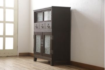 桐箪笥をチェストにリメイク!引き戸、開き戸にはそれぞれガラスをはめ込み、ヒノキ無垢材の天板と木製脚の取り付け。既存の衣装盆を撤去し、新たに棚板を製作。チェスナット系のステイン塗料仕上げ。