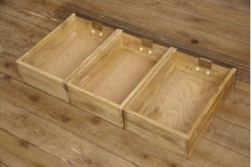 桐箪笥をチェストにリメイク!引き戸、開き戸にはそれぞれガラスをはめ込み、ヒノキ無垢材の天板と木製脚の取り付け。既存の衣装盆を撤去し、新たに棚板を製作。チェスナット系のステイン塗料仕上げ。