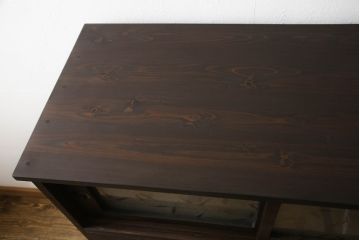 桐箪笥をチェストにリメイク!引き戸、開き戸にはそれぞれガラスをはめ込み、ヒノキ無垢材の天板と木製脚の取り付け。既存の衣装盆を撤去し、新たに棚板を製作。チェスナット系のステイン塗料仕上げ。