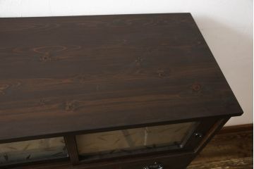 桐箪笥をチェストにリメイク!引き戸、開き戸にはそれぞれガラスをはめ込み、ヒノキ無垢材の天板と木製脚の取り付け。既存の衣装盆を撤去し、新たに棚板を製作。チェスナット系のステイン塗料仕上げ。