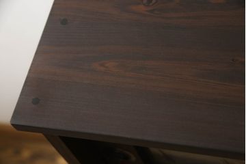 桐箪笥をチェストにリメイク!引き戸、開き戸にはそれぞれガラスをはめ込み、ヒノキ無垢材の天板と木製脚の取り付け。既存の衣装盆を撤去し、新たに棚板を製作。チェスナット系のステイン塗料仕上げ。