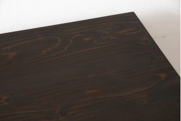 桐箪笥をチェストにリメイク!引き戸、開き戸にはそれぞれガラスをはめ込み、ヒノキ無垢材の天板と木製脚の取り付け。既存の衣装盆を撤去し、新たに棚板を製作。チェスナット系のステイン塗料仕上げ。