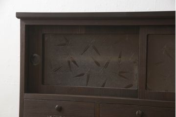 桐箪笥をチェストにリメイク!引き戸、開き戸にはそれぞれガラスをはめ込み、ヒノキ無垢材の天板と木製脚の取り付け。既存の衣装盆を撤去し、新たに棚板を製作。チェスナット系のステイン塗料仕上げ。