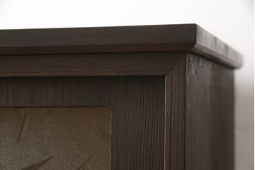 桐箪笥をチェストにリメイク!引き戸、開き戸にはそれぞれガラスをはめ込み、ヒノキ無垢材の天板と木製脚の取り付け。既存の衣装盆を撤去し、新たに棚板を製作。チェスナット系のステイン塗料仕上げ。