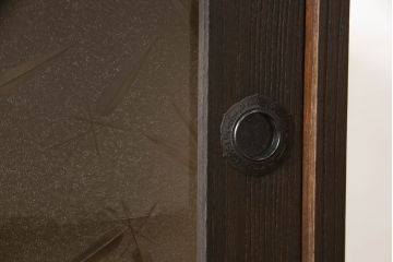桐箪笥をチェストにリメイク!引き戸、開き戸にはそれぞれガラスをはめ込み、ヒノキ無垢材の天板と木製脚の取り付け。既存の衣装盆を撤去し、新たに棚板を製作。チェスナット系のステイン塗料仕上げ。