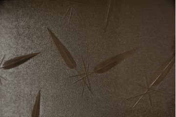 桐箪笥をチェストにリメイク!引き戸、開き戸にはそれぞれガラスをはめ込み、ヒノキ無垢材の天板と木製脚の取り付け。既存の衣装盆を撤去し、新たに棚板を製作。チェスナット系のステイン塗料仕上げ。