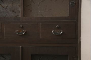 桐箪笥をチェストにリメイク!引き戸、開き戸にはそれぞれガラスをはめ込み、ヒノキ無垢材の天板と木製脚の取り付け。既存の衣装盆を撤去し、新たに棚板を製作。チェスナット系のステイン塗料仕上げ。