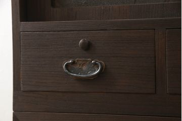 桐箪笥をチェストにリメイク!引き戸、開き戸にはそれぞれガラスをはめ込み、ヒノキ無垢材の天板と木製脚の取り付け。既存の衣装盆を撤去し、新たに棚板を製作。チェスナット系のステイン塗料仕上げ。