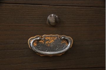 桐箪笥をチェストにリメイク!引き戸、開き戸にはそれぞれガラスをはめ込み、ヒノキ無垢材の天板と木製脚の取り付け。既存の衣装盆を撤去し、新たに棚板を製作。チェスナット系のステイン塗料仕上げ。