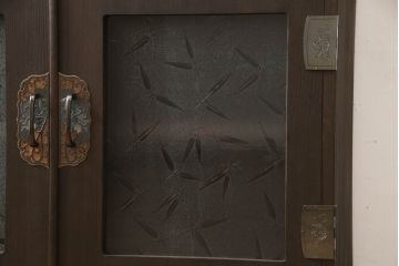 桐箪笥をチェストにリメイク!引き戸、開き戸にはそれぞれガラスをはめ込み、ヒノキ無垢材の天板と木製脚の取り付け。既存の衣装盆を撤去し、新たに棚板を製作。チェスナット系のステイン塗料仕上げ。