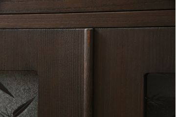 桐箪笥をチェストにリメイク!引き戸、開き戸にはそれぞれガラスをはめ込み、ヒノキ無垢材の天板と木製脚の取り付け。既存の衣装盆を撤去し、新たに棚板を製作。チェスナット系のステイン塗料仕上げ。
