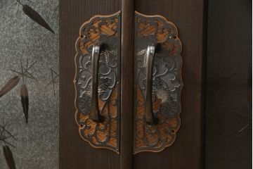 桐箪笥をチェストにリメイク!引き戸、開き戸にはそれぞれガラスをはめ込み、ヒノキ無垢材の天板と木製脚の取り付け。既存の衣装盆を撤去し、新たに棚板を製作。チェスナット系のステイン塗料仕上げ。