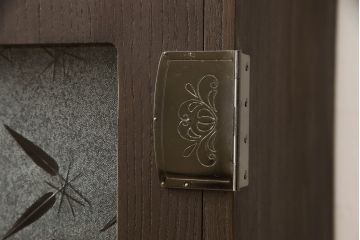桐箪笥をチェストにリメイク!引き戸、開き戸にはそれぞれガラスをはめ込み、ヒノキ無垢材の天板と木製脚の取り付け。既存の衣装盆を撤去し、新たに棚板を製作。チェスナット系のステイン塗料仕上げ。
