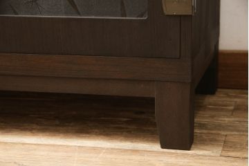 桐箪笥をチェストにリメイク!引き戸、開き戸にはそれぞれガラスをはめ込み、ヒノキ無垢材の天板と木製脚の取り付け。既存の衣装盆を撤去し、新たに棚板を製作。チェスナット系のステイン塗料仕上げ。