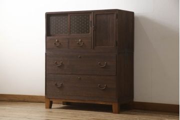 3段重ね桐箪笥を2つのチェストへリメイク!上下段を一つにまとめ脚を取り付け、引き戸を組子ガラスに変更。棚板を使い勝手よく作り変え、蝶番と鍵穴隠しを交換。中段は天板をヒノキ材で補強し、脚の取り付けと中央の仕切り、可動棚板を製作。