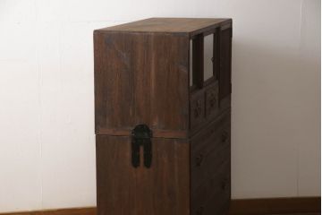 3段重ね桐箪笥を2つのチェストへリメイク!上下段を一つにまとめ脚を取り付け、引き戸を組子ガラスに変更。棚板を使い勝手よく作り変え、蝶番と鍵穴隠しを交換。中段は天板をヒノキ材で補強し、脚の取り付けと中央の仕切り、可動棚板を製作。